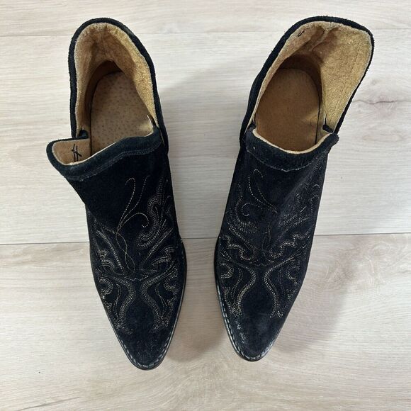 Elegant Black Ankle Boots with Intricate Stitching. The brand is Circle G. - Picture 7 of 16